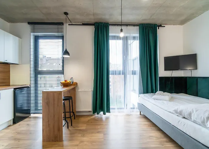 Silver Place 什切青