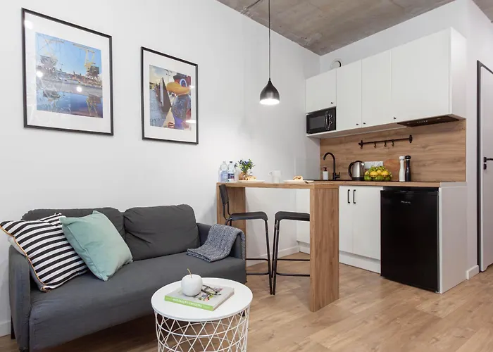 Silver Place 什切青