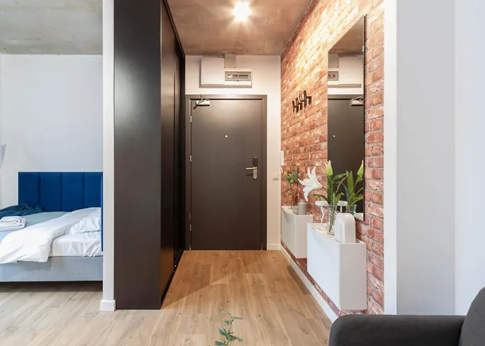 Silver Place 什切青